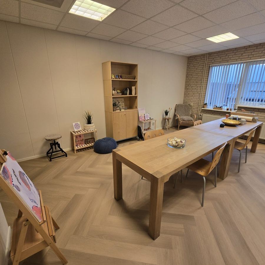 Vergaderruimte met lange tafel
