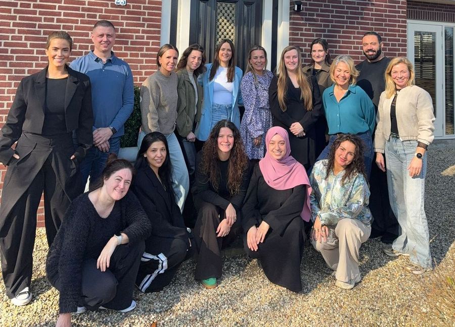 Het team van Vooruit met Zorg samen voor het pand